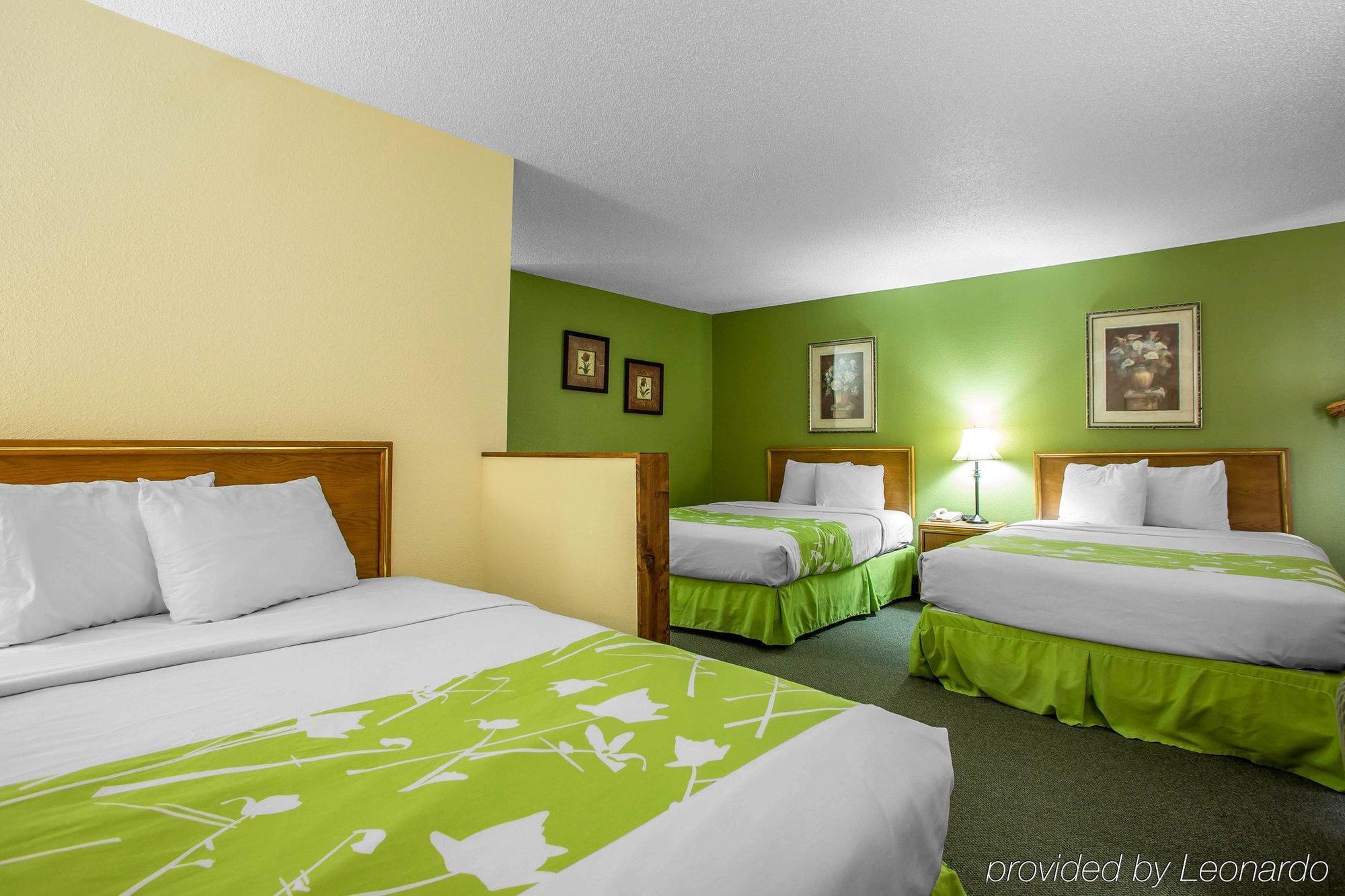 Econo Lodge Inn & Suites Dubuque Exterior foto
