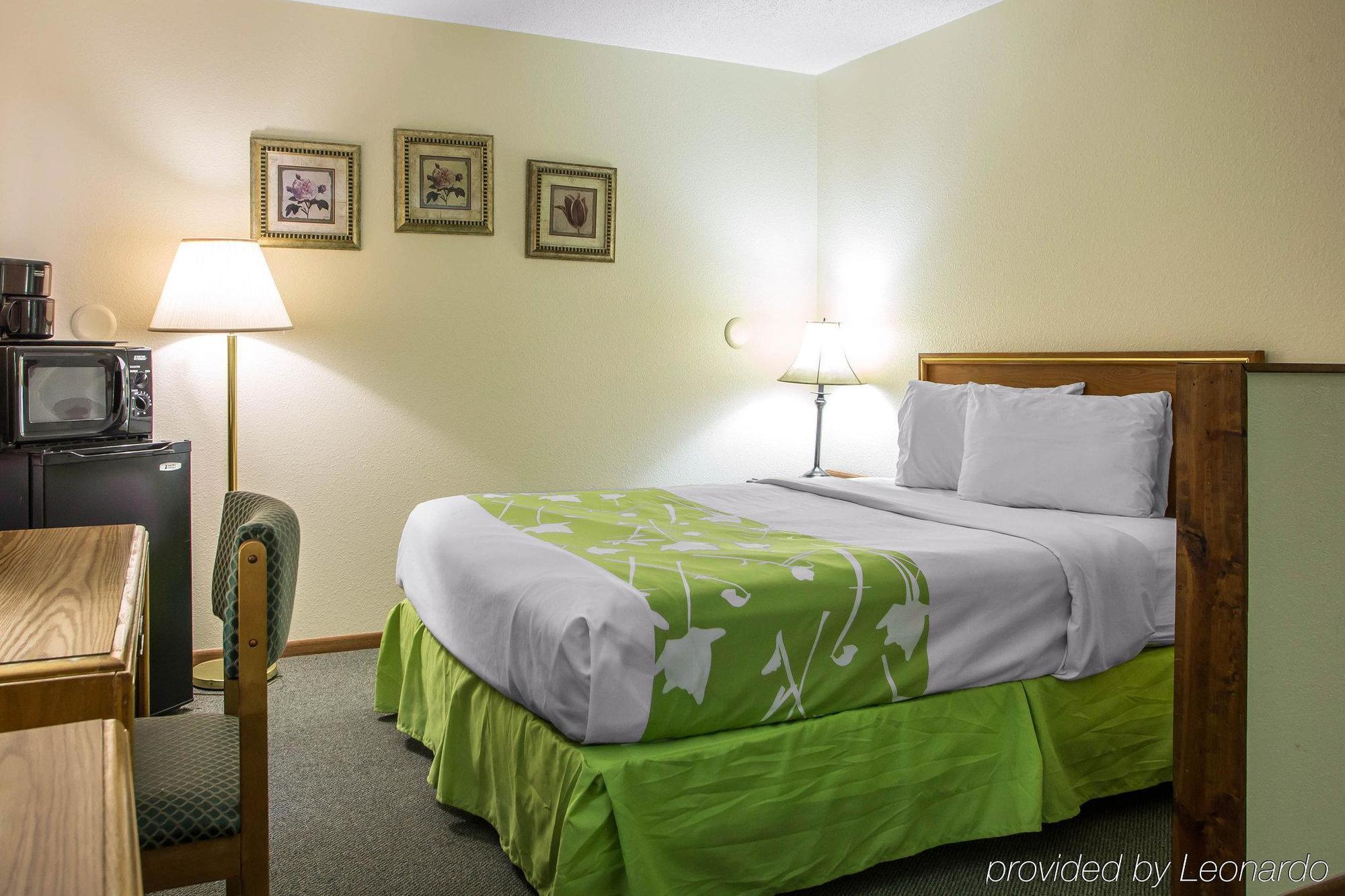 Econo Lodge Inn & Suites Dubuque Exterior foto
